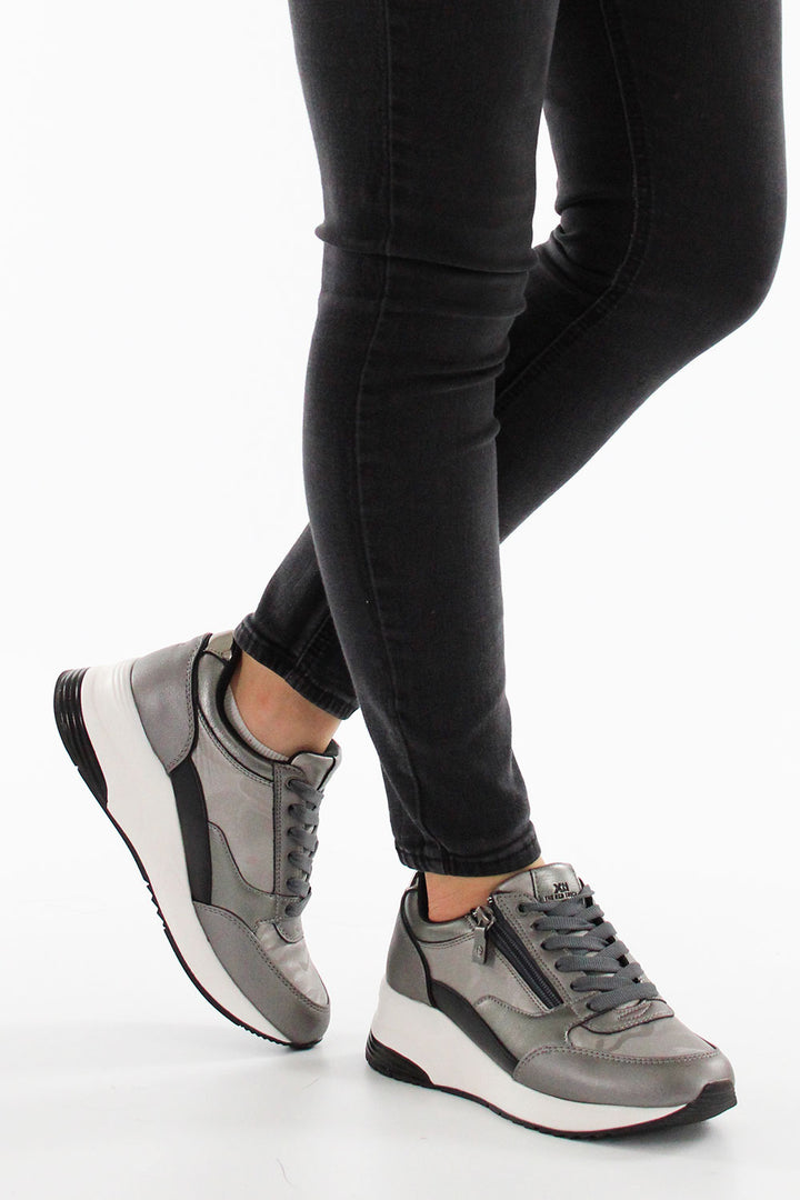 Sneakers grigie con zeppa 43124.